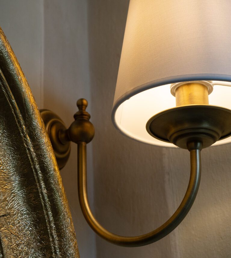Suites - dettaglio lampada specchiera