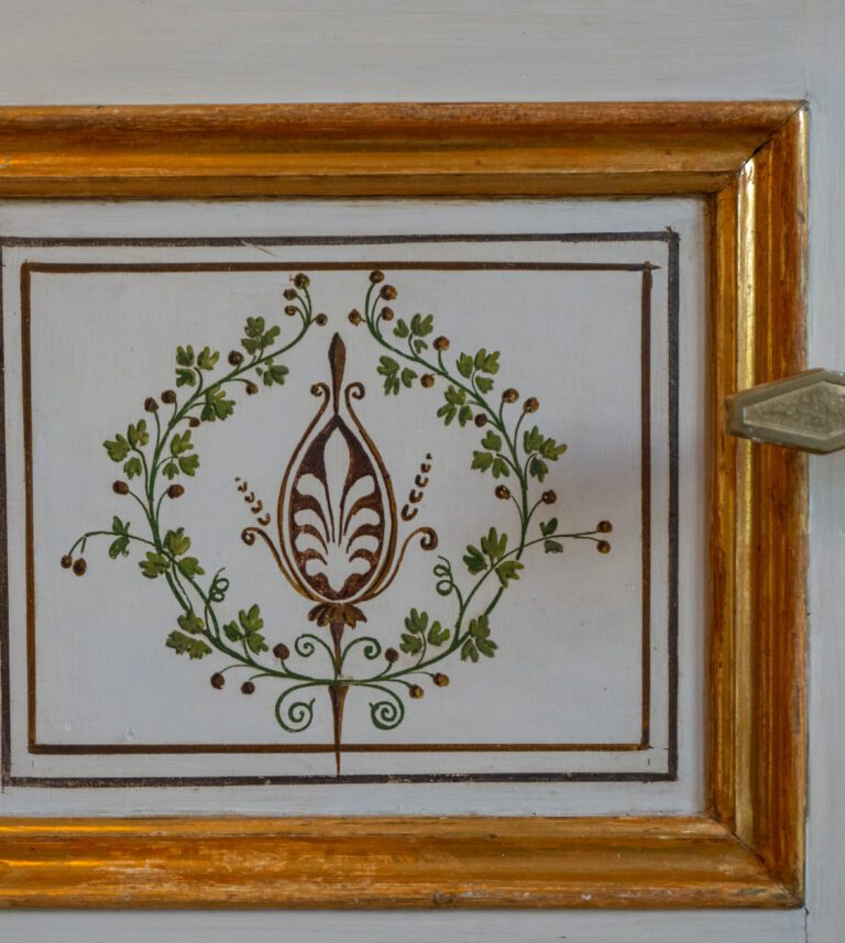 Dettaglio antico motivo dipinto su porta