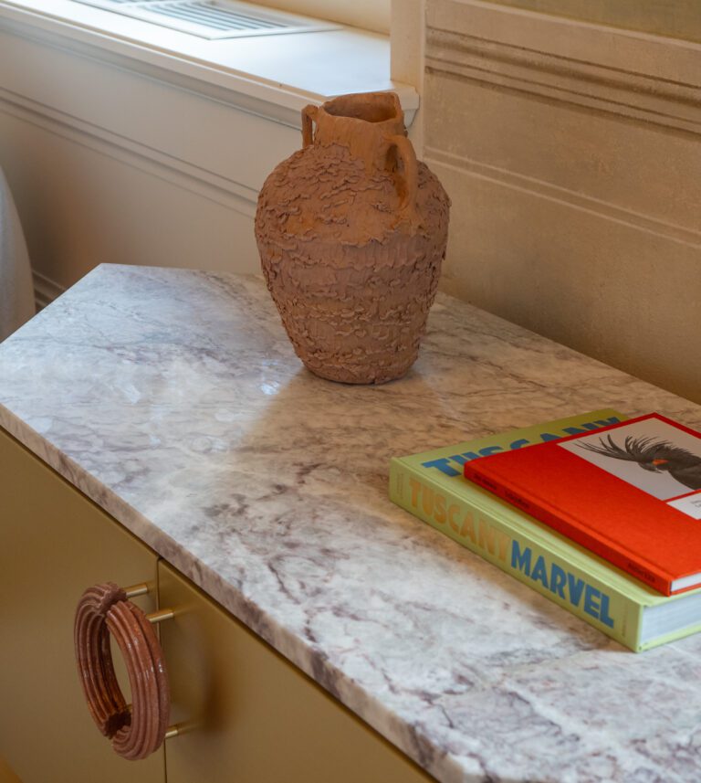 Suite Osmanto - dettaglio tavolino di marmo