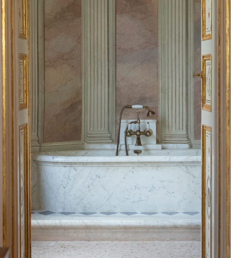 white marble suite Elisa bathtub