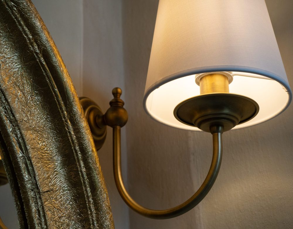 Suites - dettaglio lampada specchiera