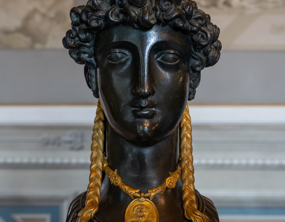 Suite Elisa - dettaglio scultoreo dello stile imperiale del letto restaurato