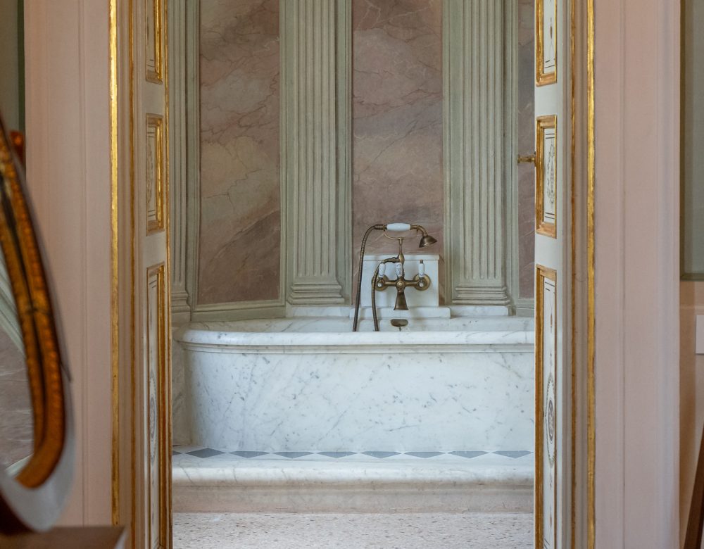 white marble suite Elisa bathtub