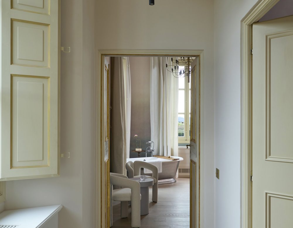Suite Ortensia small hallway to bathroom